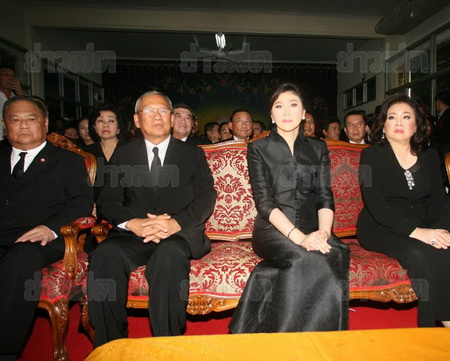  “ยิ่งลักษณ์”ร่วมพระพิธีธรรมสวดพระอภิธรรมศพ“อภิวันท์”