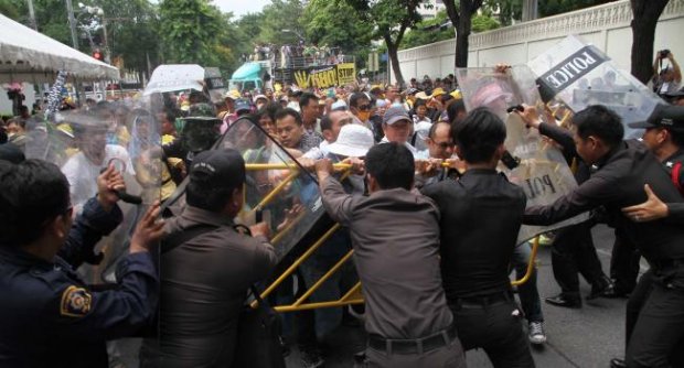 เลื่อนประชุมไร้กำหนด พธม.คลั่งลุยฝ่าดงตำรวจสกัด ส.ส.เพื่อไทยเข้าสภาฯ