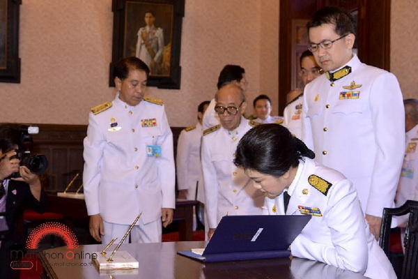 ยิ่งลักษณ์ ควงคู่สมรส พร้อมด้วย ครม.ร่วมลงนามถวายพระพรพระราชินี