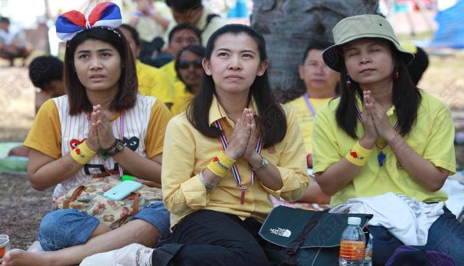 “กกปส.”เป่านกหวีด-โห่ไล่ “ปู-สมศักดิ์”ขึ้นถวายพระพร แกนนำงดจ้อการเมือง