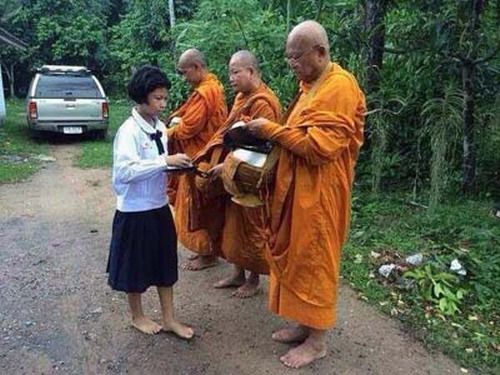 พระสุเทพออกบิณฑบาตรช่วงเช้า ชาวบ้านมารอใส่หน้าสวนโมกข์ฯ