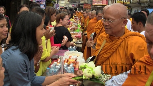 พระสุเทพนำคณะสงฆ์สวนโมกข์ บิณฑบาต10ปีสึนามิพังงา