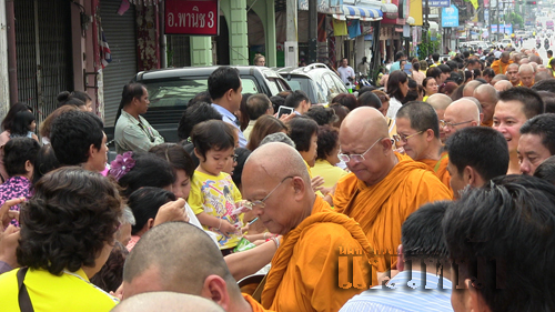 พระสุเทพนำคณะสงฆ์สวนโมกข์ บิณฑบาต10ปีสึนามิพังงา