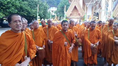 พระสุเทพนำคณะสงฆ์สวนโมกข์ บิณฑบาต10ปีสึนามิพังงา