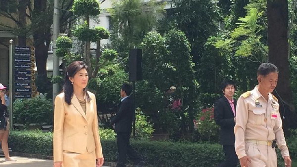 ยิ่งลักษณ์ลงนามถวายพระพรในหลวงที่โรงพยาบาลศิริราช