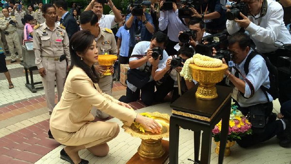 ยิ่งลักษณ์ลงนามถวายพระพรในหลวงที่โรงพยาบาลศิริราช