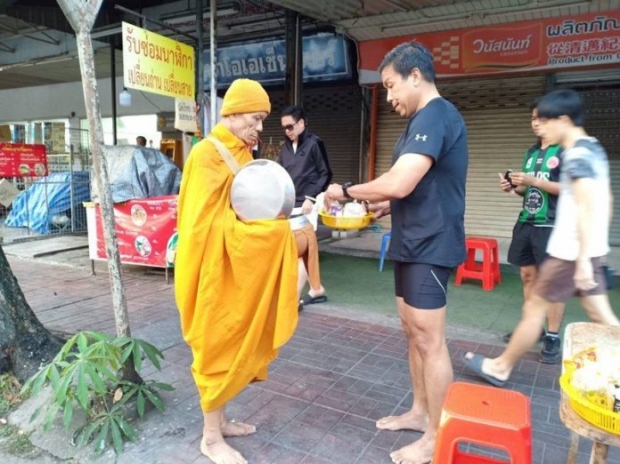 “ชัชชาติ” โชว์ความฟิต วิ่งรอบสนามกีฬา 700 ปี  จ.เชียงใหม่ ก่อนแวะทำบุญใส่บาตร