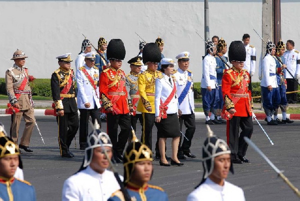 วิจารณ์ว่อนเน็ต ภาพ ปู ยืนจิ้มสมาร์ทโฟนงานพิธีพระราชทานเพลิงพระศพเจ้าฟ้าเพชรรัตนฯ(?)