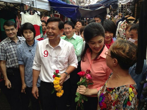 “ยิ่งลักษณ์-พล.ต.อ.พงศพัศ” หาเสียงย่านประตูน้ำ