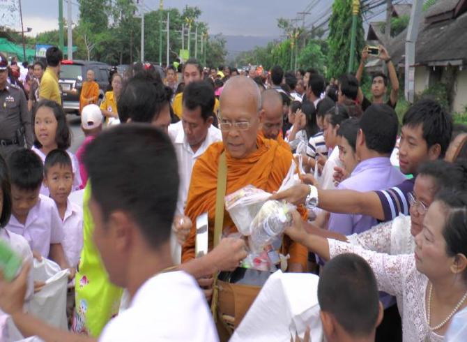 พระสุเทพนำคณะออกรับบิณฑบาต