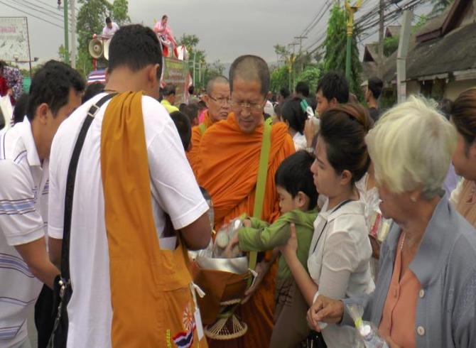 พระสุเทพนำคณะออกรับบิณฑบาต