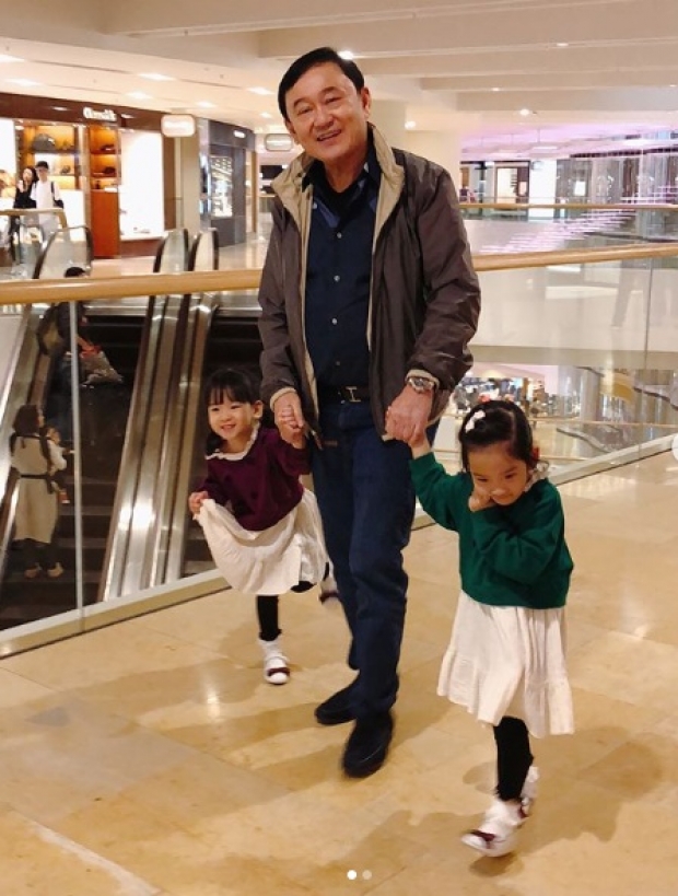‘ทักษิณ’ โผล่ ฮ่องกง รับหลานสาวฝาแฝดถึงสนามบิน ถาม ไม่สนิทกับตาแล้วใช่ไหม 