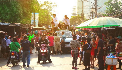 พงศพัศ หาเสียงแฟลตตำรวจ ลุยตลาด-ขึ้นรถแห่