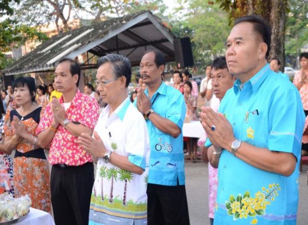 ชาวตรังนับพันแห่รดน้ำชวน หลีกภัยชื่นมื่น