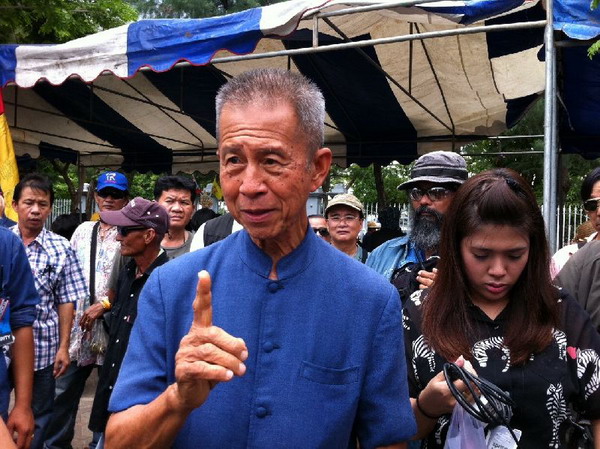 พธม.ขู่หากไม่เปิดประตูให้เข้ายื่นหนังสือ เตรียมพังประตูสภา