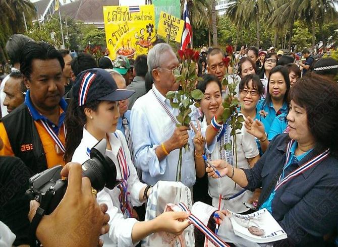 สุเทพถึงการท่าเรือแล้ว พนักงานต้อนรับคึกคัก 