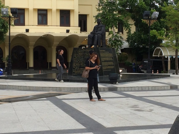 “จ่านิว”นำกิจกรรม”ใส่แว่นดำ ยืนเฉยๆ”ธรรมศาสตร์ ท่าพระจันทร์