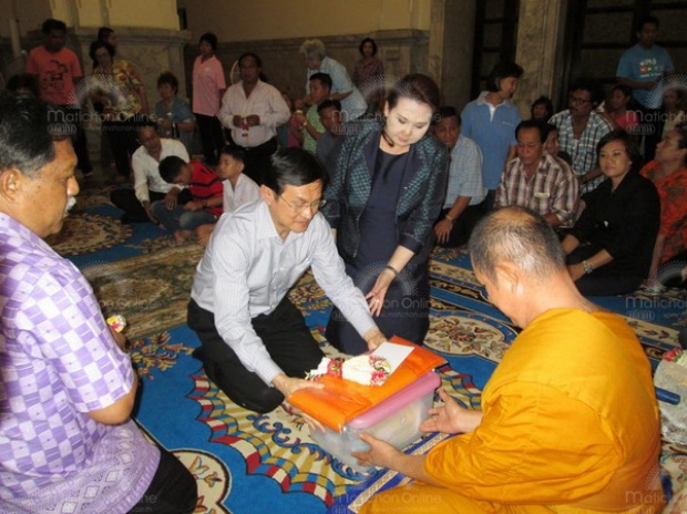 “จาตุรนต์ ฉายแสง”ขอพรหลวงพ่อโสธร หลังได้ประกันตัวพ้นเรือนจำ