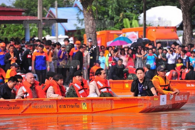 นายกฯ ตู่ เริ่มงานชิ้นแรก ลุยตรวจน้ำท่วมที่สุโขทัย