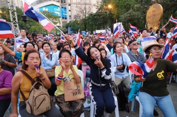 ‘เทือก’ มาแล้ว! ปราศรัยเตือนความเลวร้ายทักษิณ แฟนคลับเป่านกหวีดรับดังกระหึ่ม