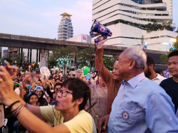 ‘เทือก’ มาแล้ว! ปราศรัยเตือนความเลวร้ายทักษิณ แฟนคลับเป่านกหวีดรับดังกระหึ่ม