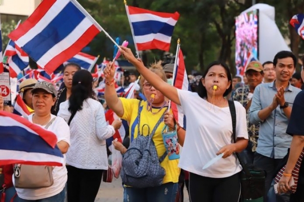 ‘เทือก’ มาแล้ว! ปราศรัยเตือนความเลวร้ายทักษิณ แฟนคลับเป่านกหวีดรับดังกระหึ่ม