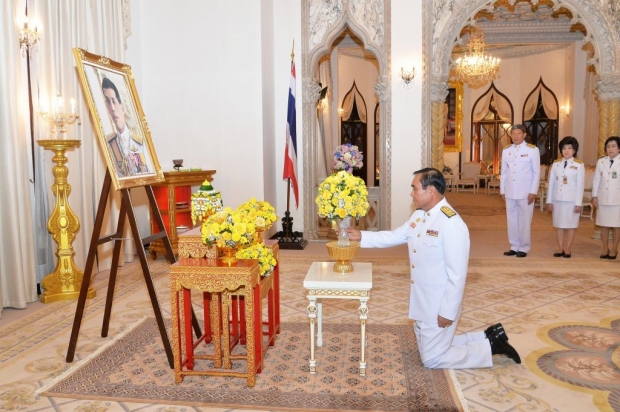 สมเด็จพระเจ้าอยู่หัว พระราชทานดอกไม้นายกฯ เนื่องในวันคล้ายวันเกิด 65 ปี