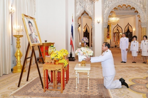 สมเด็จพระเจ้าอยู่หัว พระราชทานดอกไม้นายกฯ เนื่องในวันคล้ายวันเกิด 65 ปี