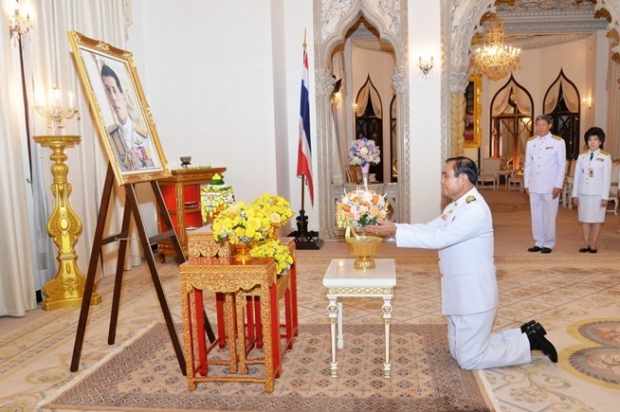 สมเด็จพระเจ้าอยู่หัว พระราชทานดอกไม้นายกฯ เนื่องในวันคล้ายวันเกิด 65 ปี