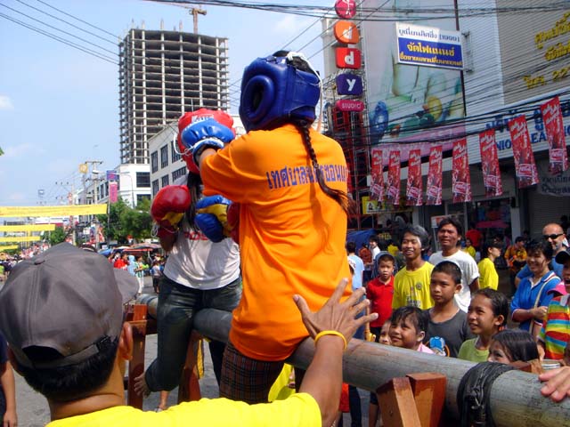 บรรยากาศสงกรานต์  ถนนข้าวเหนียว ขอนแก่น