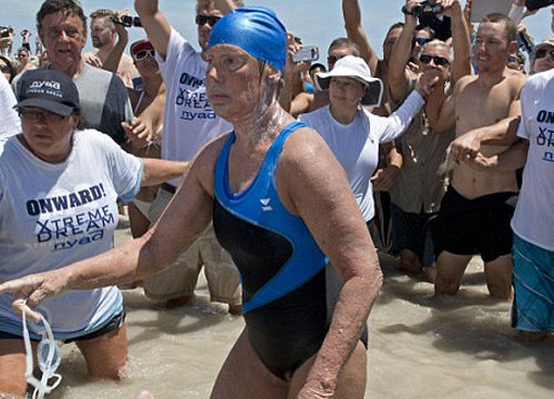 หญิง วัย64 ปี ว่ายน้ำจากคิวบา - สหรัฐ โดยไม่ใช้กรงป้องกันฉลาม