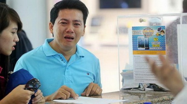 สิงคโปร์เดือด!! พ่อค้าโกงเงินค่าไอโฟนหนุ่มเวียดนามจนร้องไห้ก้มลงกราบพื้น