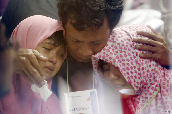 ภาพสุดสลด! ของญาติผู้โดยสาร-ลูกเรือQZ8501 (ชมภาพ)