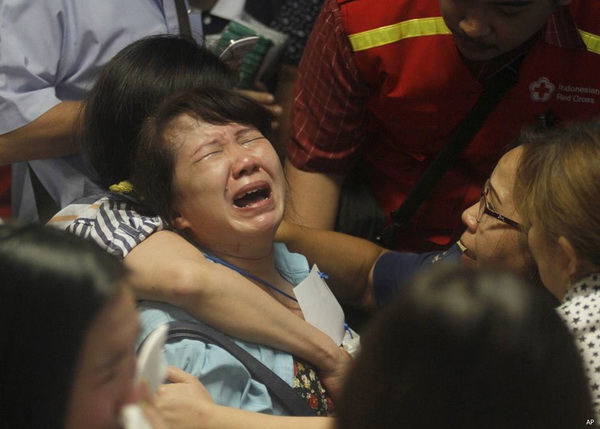 ภาพสุดสลด! ของญาติผู้โดยสาร-ลูกเรือQZ8501 (ชมภาพ)