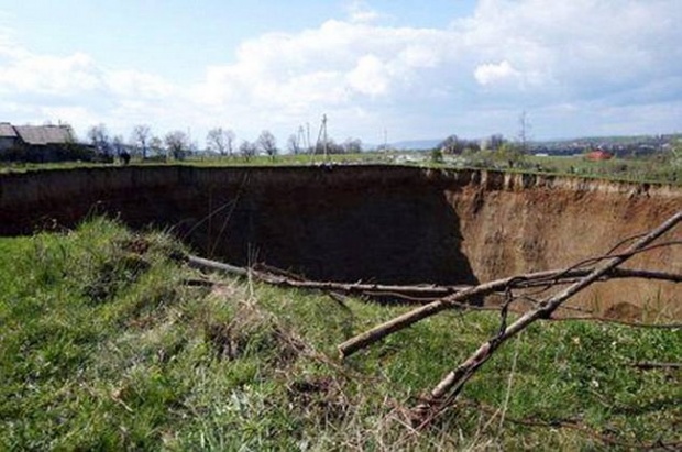 หลุมยักษ์ขนาด100เมตร โผล่ยูเครน!! ชาวบ้านผวาหนัก หวั่นบ้านถูกกลืน!!