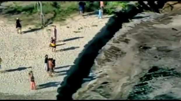 หลุมยักษ์โผล่ ชายหาดควีนส์แลนด์ นักท่องเที่ยวหนีจ้าละหวั่น!!(มีคลิป)