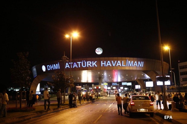 เกิดเหตุกราดยิงและระเบิด สนามบิน ตุรกี ตายแล้วอย่างน้อย 10 คน