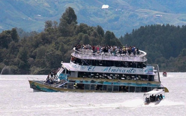 ระทึก!!! เรือท่องเที่ยวล่มในโคลอมเบีย เสียชีวิตแล้ว 9 ราย (มีคลิป)