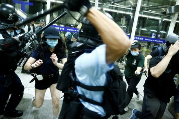 ตำรวจบุกสนามบินฮ่องกง ปะทะเดือดผู้ประท้วง ทรัมป์หวังไม่มีใครตาย