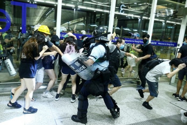 ตำรวจบุกสนามบินฮ่องกง ปะทะเดือดผู้ประท้วง ทรัมป์หวังไม่มีใครตาย