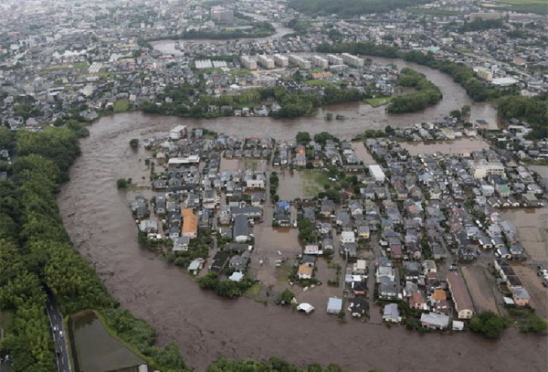 ญี่ปุ่นระส่ำหนัก ผู้คนกว่า 4 แสนคนแห่หนีตายน้ำท่วม ตายแล้วเกือบ 30 ราย 