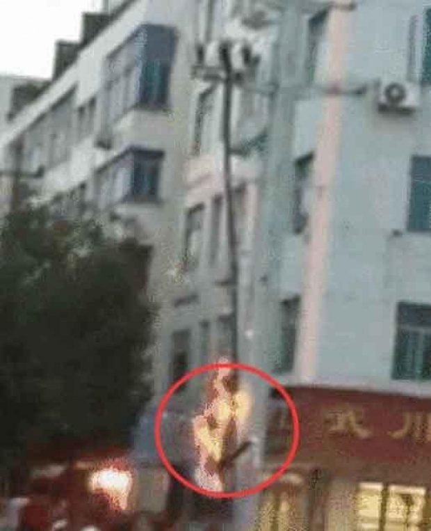 นาทีระทึก!! หนุ่มจีนปีนเสาไฟฟ้าประชดแฟนเจอช็อตไฟลุกท่วมจนร่างตกพื้น