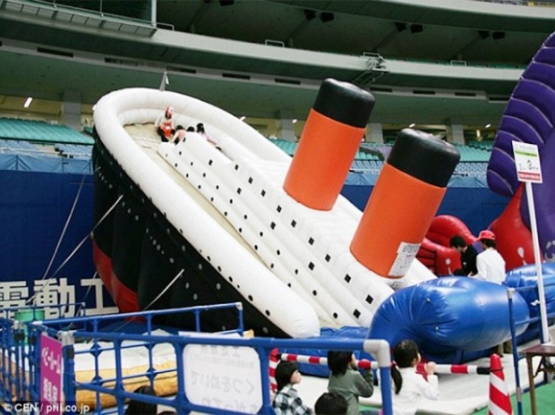 จวกเละ! ญี่ปุ่นทำสไลเดอร์เรือไททานิคจมให้เด็กเล่น