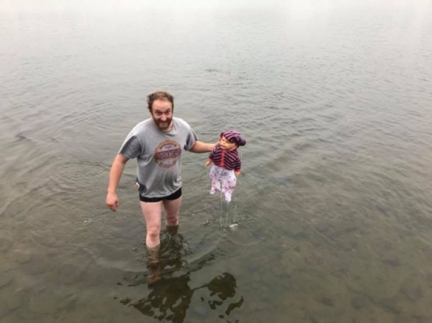 หนุ่มฮีโร่ รีบลงน้ำไปช่วยชีวิตเด็กทารกลอยคอกลางทะเลสาบ แต่เมื่ออุ้มขึ้นมา?