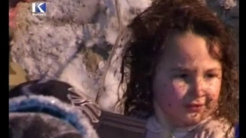 เด็กหญิง 5 ขวบรอดตายปาฏิหารย์ หลังติดในหิมะถล่มมิดบ้าน 10เมตรที่โคโซโว (ชมคลิป)