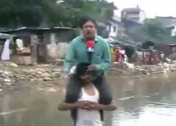 นักข่าวทีวีอินเดียถูกไล่ออก หลังขี่คอผู้ประสบภัยแช่น้ำรายงานข่าว คลิปว่อนประณาม