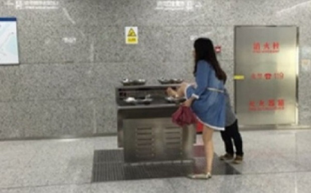 งามหน้าอีกแล้ว! สาวจีนไม่แคร์สื่อ ล้างเท้าในอ่างน้ำดื่มสถานีรถไฟ