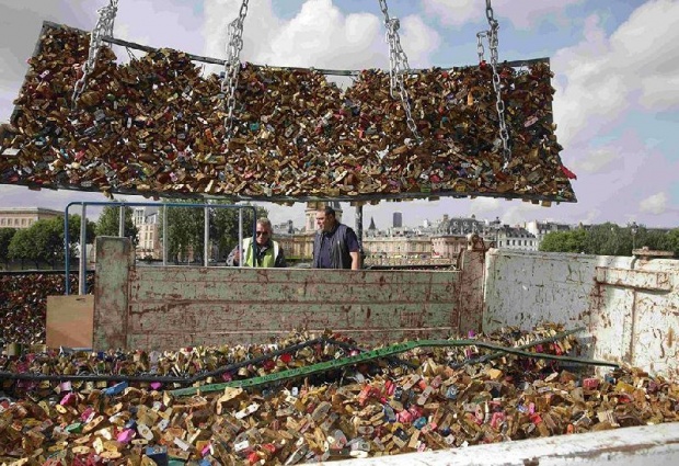 ปารีส สั่งรื้อ กุญแจคู่รักนับแสนอัน บนสะพานปงเดซาร์