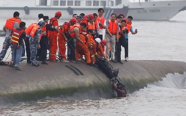 เรือล่มที่แยงซี ตายแล้ว 65 ราย อีกหลายร้อยยังไม่ทราบชะตากรรม