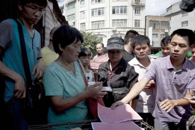 คุณป้าชาวจีนใจบุญควักเงิน ซื้อชีวิตสุนัขงานกินเนื้อหมา